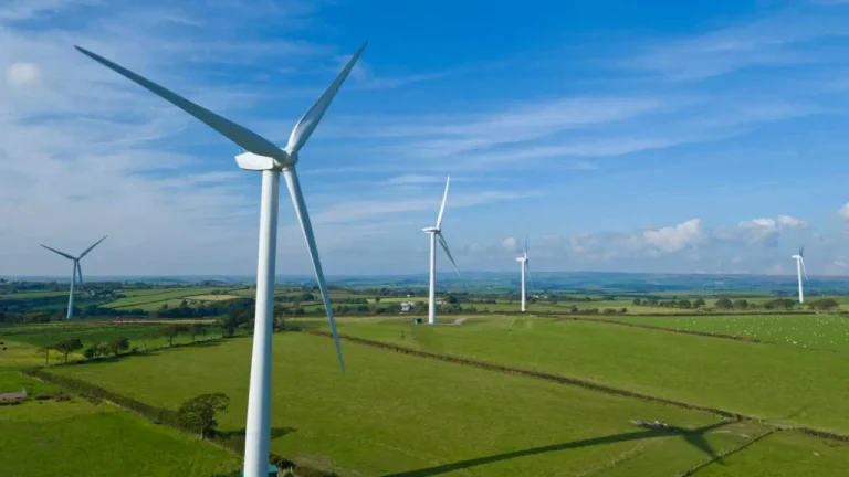Lightning and Tornado Risks While Working on Wind Farms